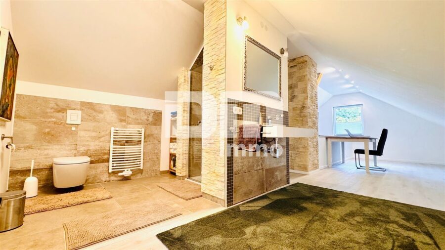 Umfassend saniertes Ein- Zweifamilienhaus auf großem Grundstück in Traumlage - WE1 Linker Gebäudeteil Offener Badbereich / Dusche